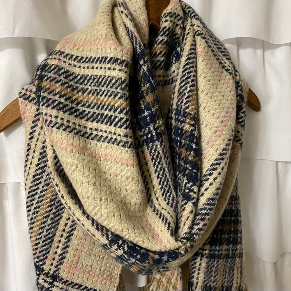 Modena Scarf - Picture 3 of 4